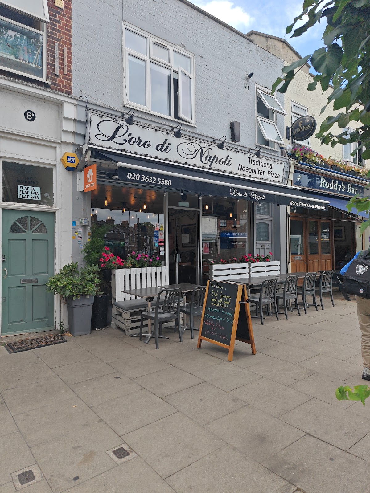 L'oro di Napoli (Ealing) — Ealing